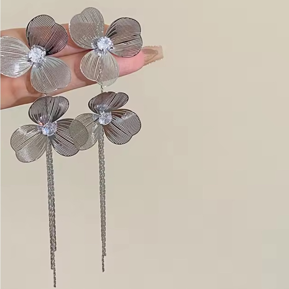 Cascading Silver Tassel & Crystal Rhinestone Dangle Statement Pierced Earrings‎ - Picture 4 of 11